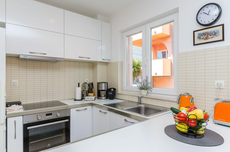 Kitchen 2, Apartment Vesna, Okrug