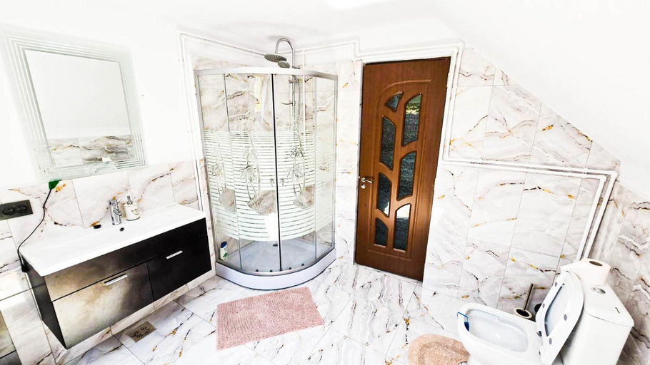 Shower, Cabana din Deal, Bistra