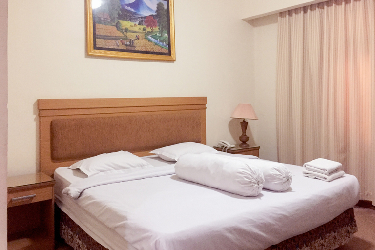 Lilianto Hotel Polewali Mitra RedDoorz Room Type - Suite Room