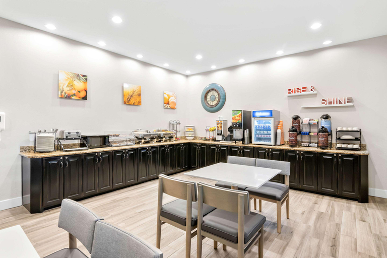 Food & Drinks 5, Comfort Inn & Suites Chillicothe, Livingston