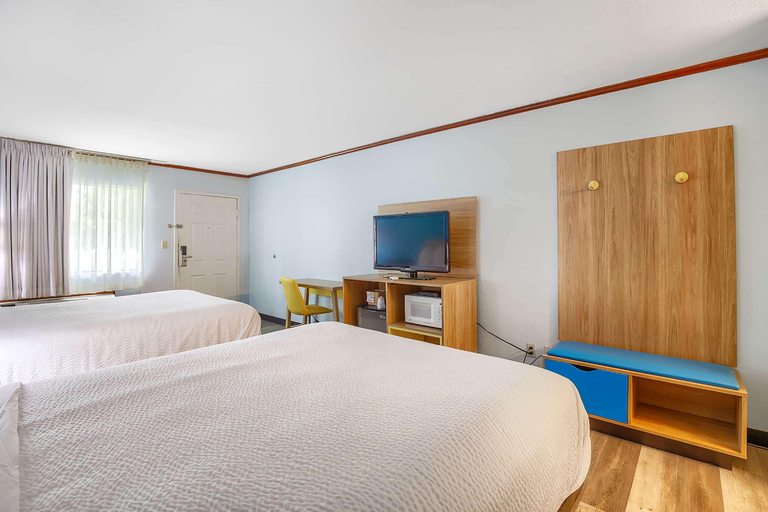 Bathroom 4, Days Inn by Wyndham Foley, Baldwin