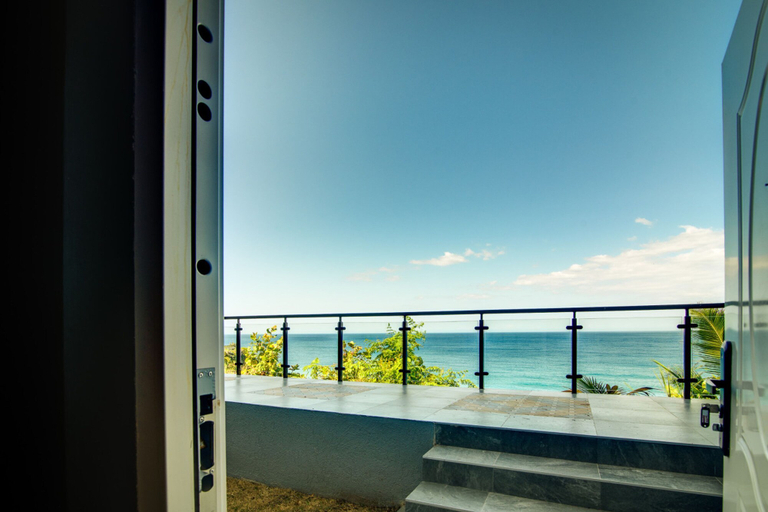 Room 2, Luxury Oceanfront Villa Fully Staffed Pool Jacuzzi Movie Theatre