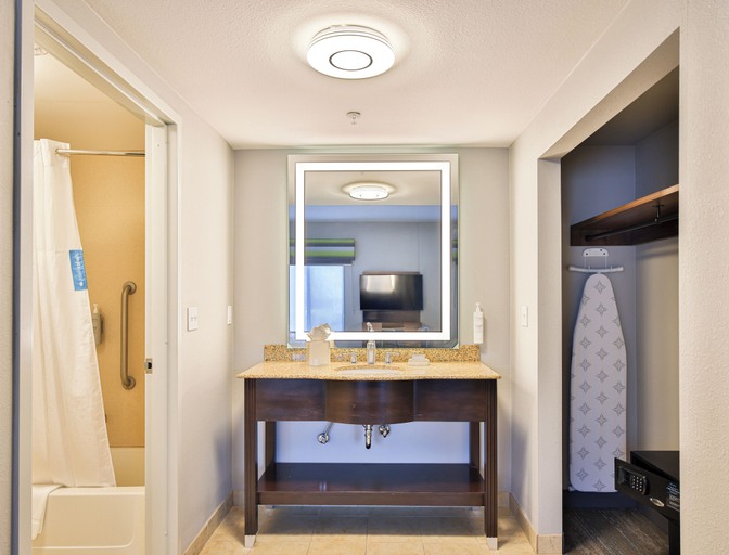 Bathroom 4, Hampton Inn & Suites Seattle/Kent,WA, King