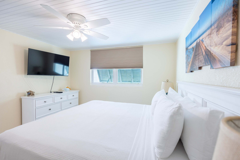 Room 4, The Exuma Cay by Brightwild Pool View Parking, Monroe
