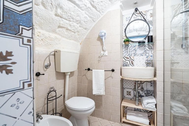Bathroom 3, Vico di Ostuni Apartments by Rentbeat, Brindisi