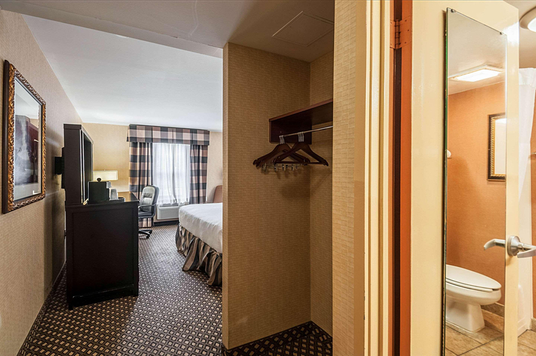 Bedroom 3, Clarion Hotel & Conference Center Leesburg, Loudoun