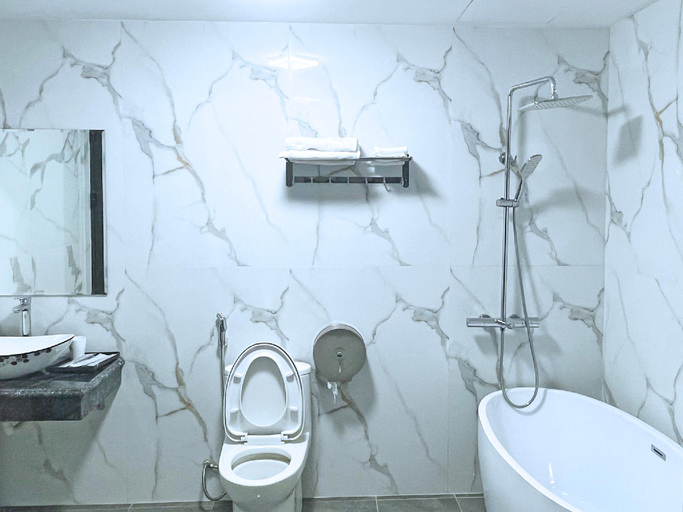 Bathroom 5, Queen Hotel Mo Lao, Hà Đông