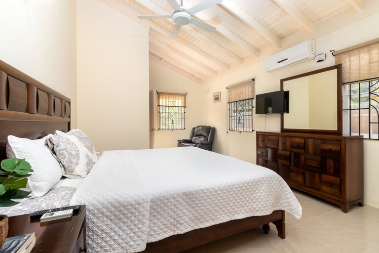 Room 4, Private Pool Draxhall Gated Gym Tennis Full AC