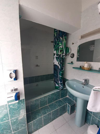 Bathroom 3, Logis Hotel restaurant Auberge de la Cascade, Lozère
