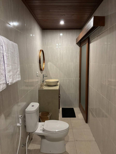 Bathroom 5, Cempaka Kembar Guest House, Gianyar