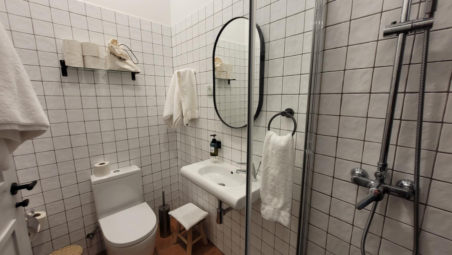 Bathroom 2, Jardim das Camelias, Madalena