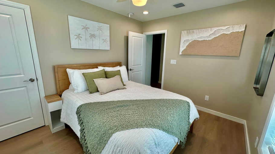 Room 3, Docked at Dakota Sunrise, Lee
