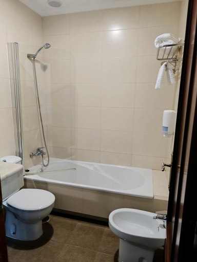 Bathroom 4, Hotel Oasis Familiar, Badajoz
