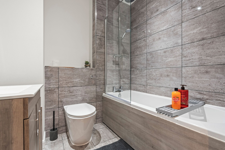 Bathroom, Luxury Leicester City Apartment, Leicester