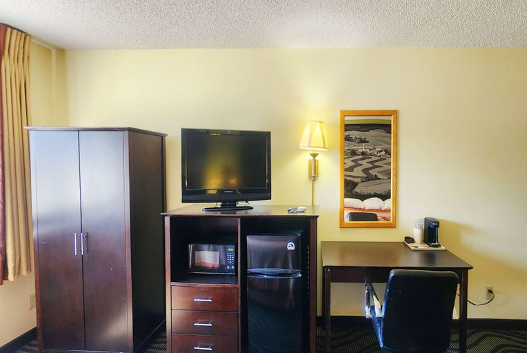 Bedroom 3, Super 8 by Wyndham Newton, Jasper