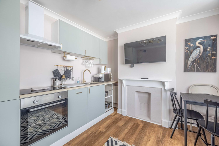 4, Super Cool Flats in Windsor with Parking and EV, Slough