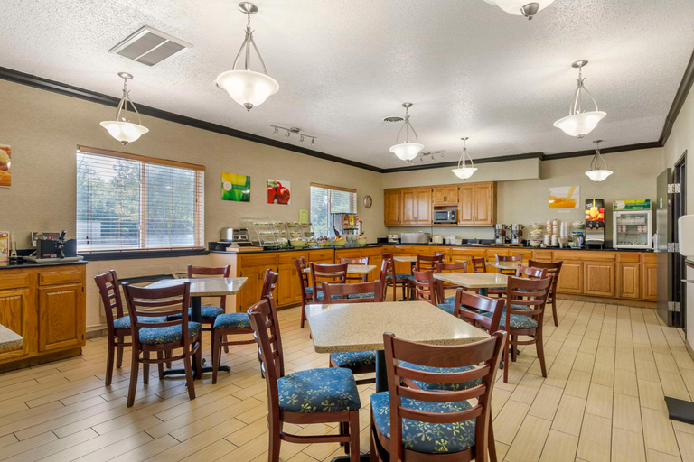 Food & Drinks 5, Quality Inn & Suites Delaware, Delaware
