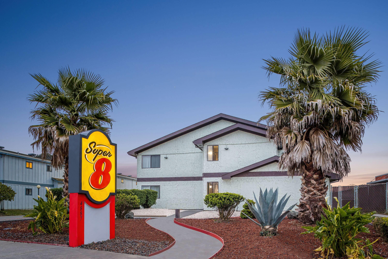 Exterior & Views 2, Super 8 by Wyndham Arcata, Humboldt