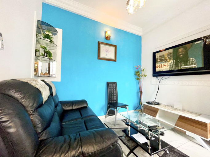 Living area 4, 1 Bed Studio Sleeps 2 - Canal Views, Balcony, Wifi, Wouri