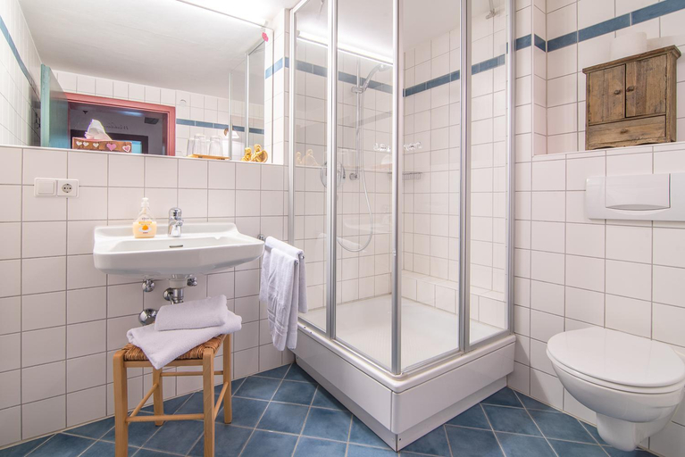 Bathroom 5, Berggasthof Butzn Wirt, Traunstein