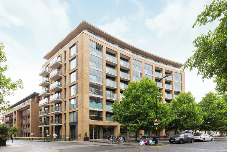 Exterior & Views, Idyllic 2 Bed Flat with Balcony in Canada Water, London