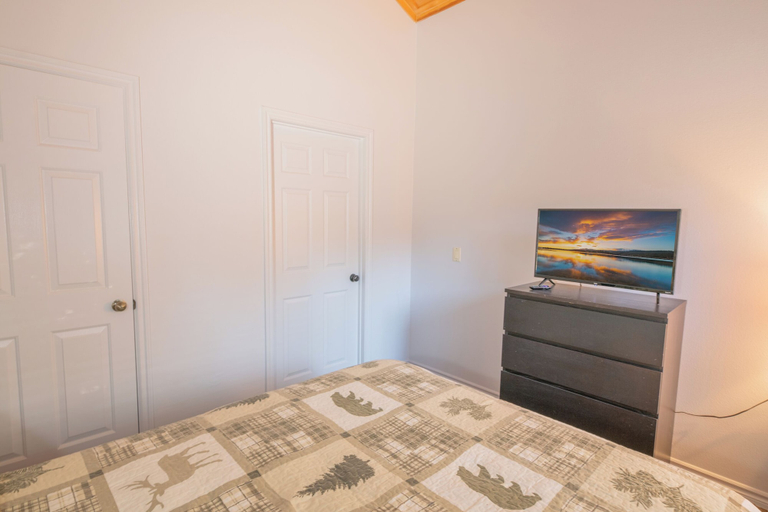 Bedroom 2, Brown Bear Lodge, San Bernardino