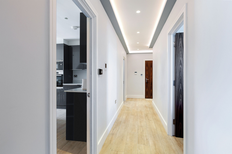 Others 3, Elegant 2 Bed Flat with Balcony in Finchley, London