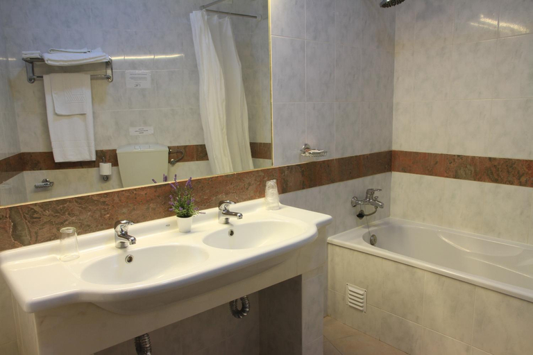 Bathroom, Hotel Santa Clara, Vidigueira