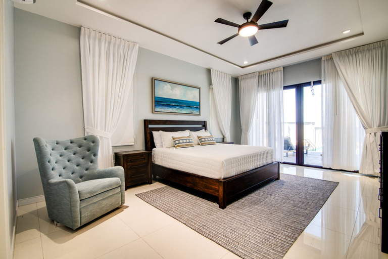 Room 4, Luxury Oceanfront Villa Fully Staffed Pool Jacuzzi Movie Theatre