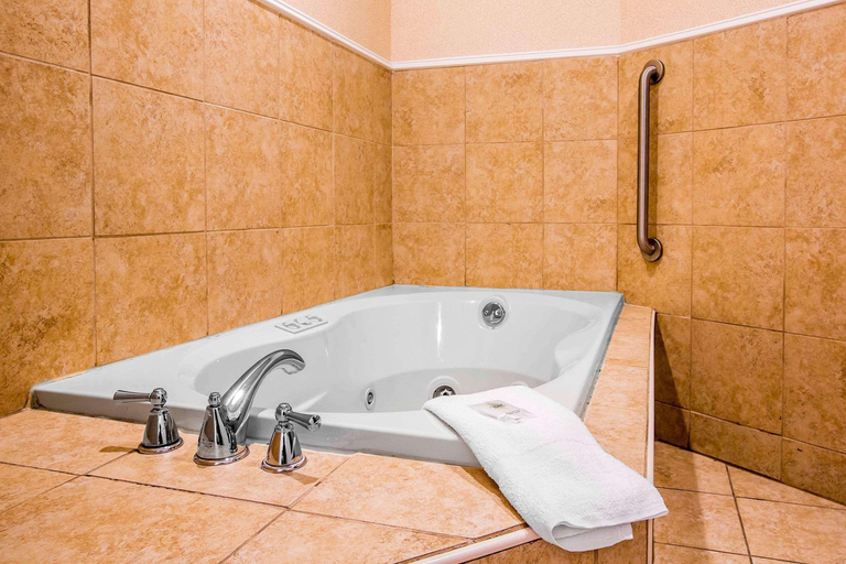 Bathroom, Comfort Inn & Suites Plattsburgh - Morrisonville, Clinton