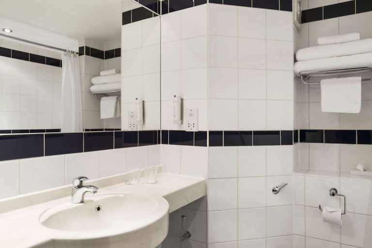 Bathroom 5, Ramada by Wyndham Oxford, Oxfordshire