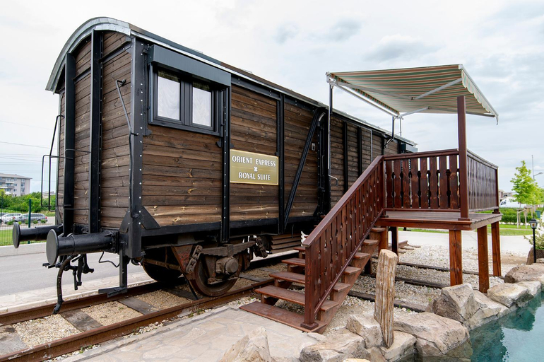Exterior & Views