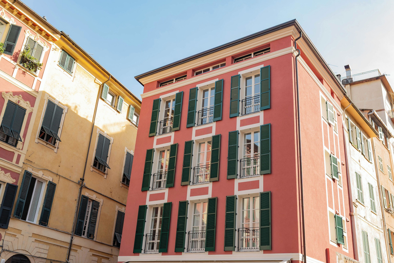 Exterior & Views