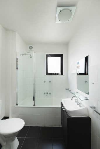 Bathroom 4, Comfort Hotel East Melbourne, Melbourne