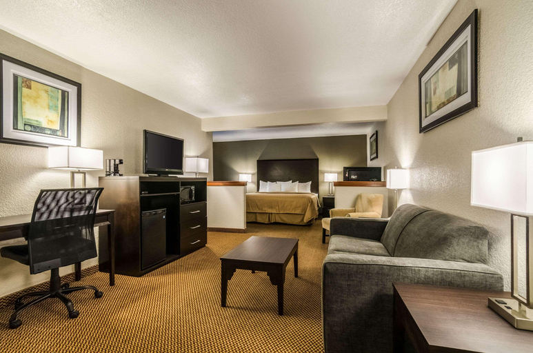 Bedroom 2, Quality Inn & Suites, Cowley