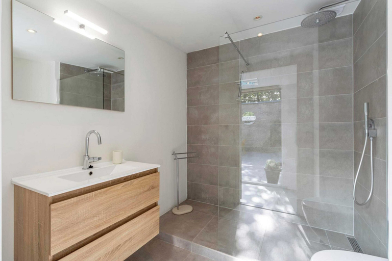 Bathroom 4, Bungalow in Sint Maartenszee with Garden Views, Zijpe