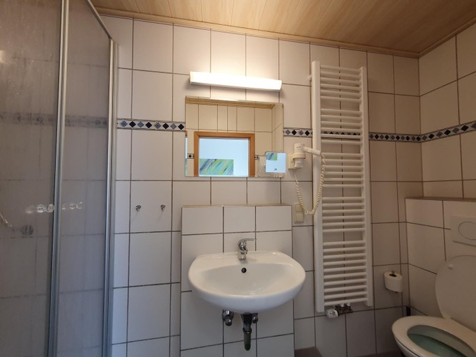 Bathroom 2, Budget Hotel Biebertal am Milseburgradweg, Fulda