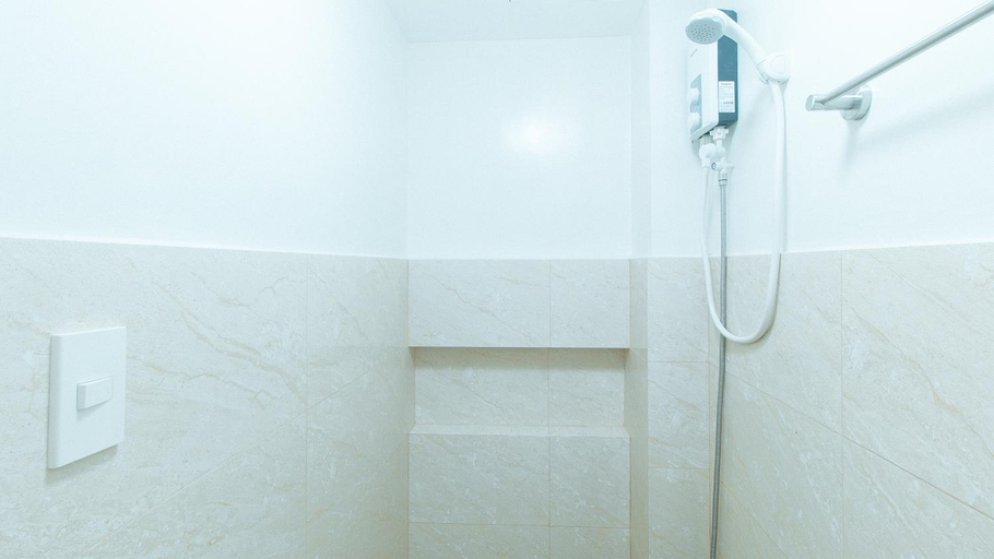 Bathroom 5, RedDoorz @ Delorian Residences, Makati City