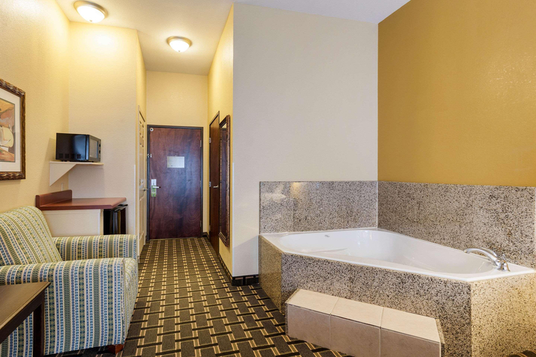 Bathroom 5, Springplace Inn & Suites, Crittenden