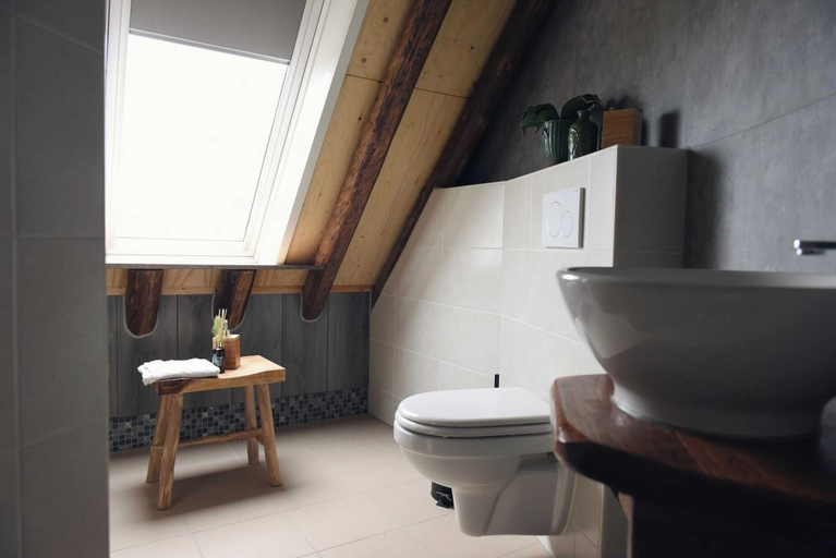Bathroom 3, Vossehoeck 4 Apartment in Callantsoog, Zijpe