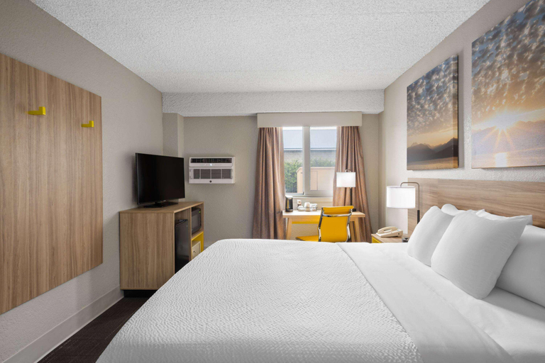 Bedroom 4, Days Inn & Suites by Wyndham Bozeman, Gallatin