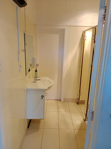 Bathroom, Lakeside Backpackers, Queenstown-Lakes