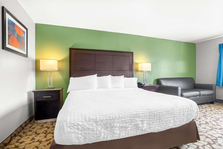 Bedroom 3, SureStay Plus Hotel by Best Western Bettendorf, Scott