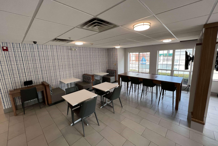 Food & Drinks 5, Microtel Inn & Suites By Wyndham Charlotte/Northl, Mecklenburg