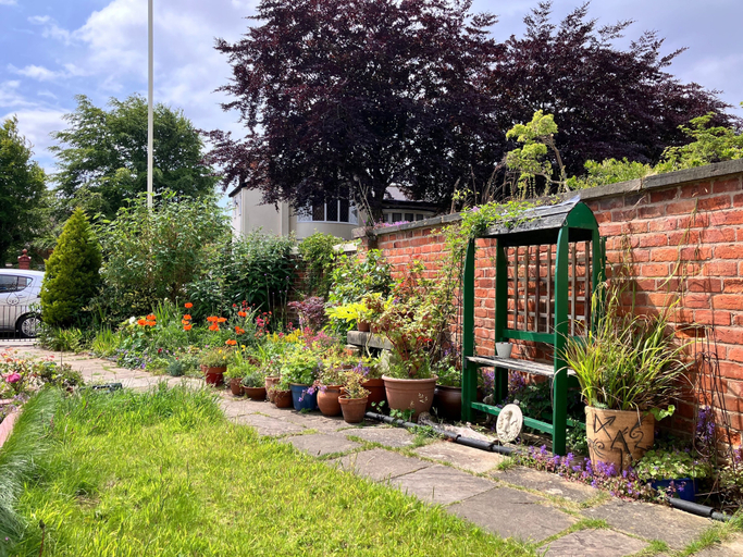 Property grounds 3, Beach House Apartment, Sleeps 4 With Patio, Sefton