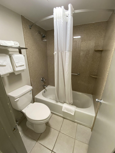 Bathroom 5, Red Roof Inn Leeds, Saint Clair