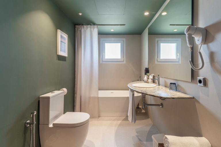 Bathroom 4, Prestige Victoria Hotel, Girona