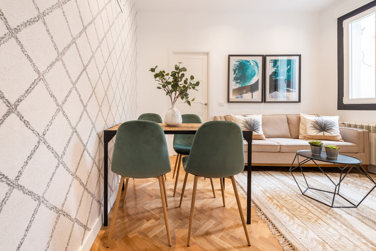 Living room 5, 4pax. With 2 Bds. & 2 Bathrooms Next to Atocha Train Station, Madrid