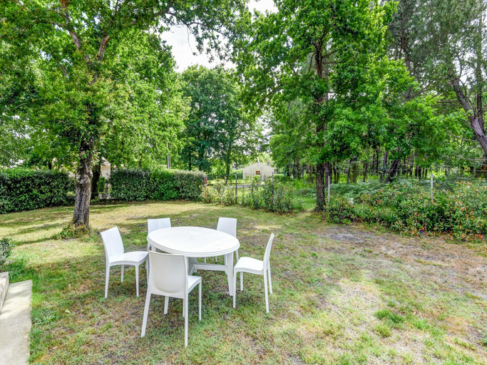 Others 5, Secluded Chalet in Hourtin with Swimming Pool, Gironde