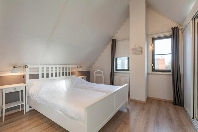 Room 5, Dutch Beach Hideaway w/ Parking, Zijpe